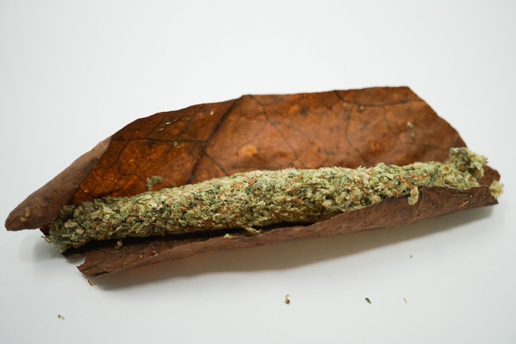 how to roll a backwood blunt